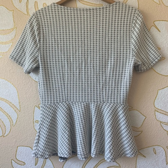 ELLE | Houndstooth Short Sleeve Peplum Top - Picture 2 of 7